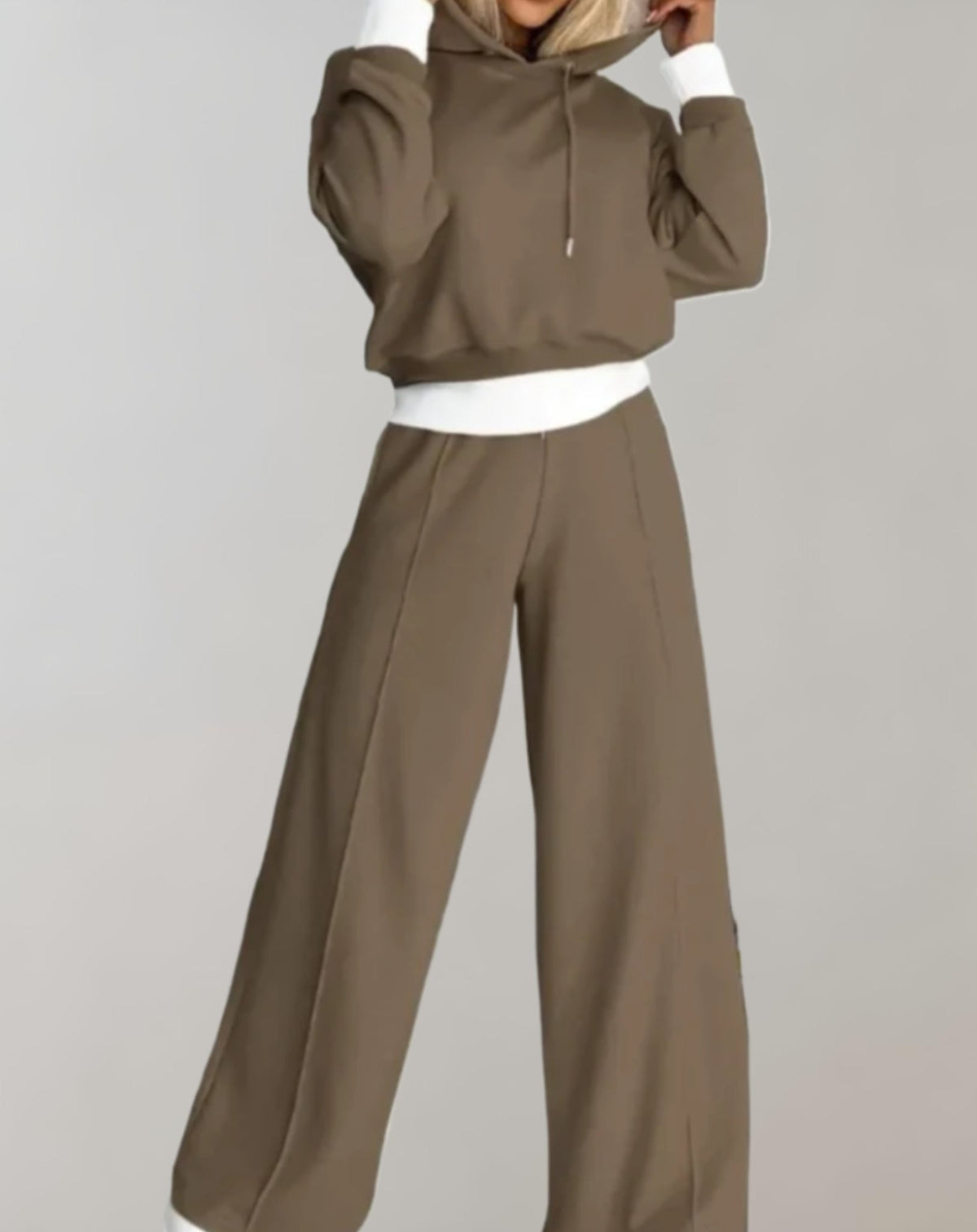 Damen 2-teiliges Hoodie- und Hosen-Set in Braun mit weißen Bündchen, Modelvorderseite