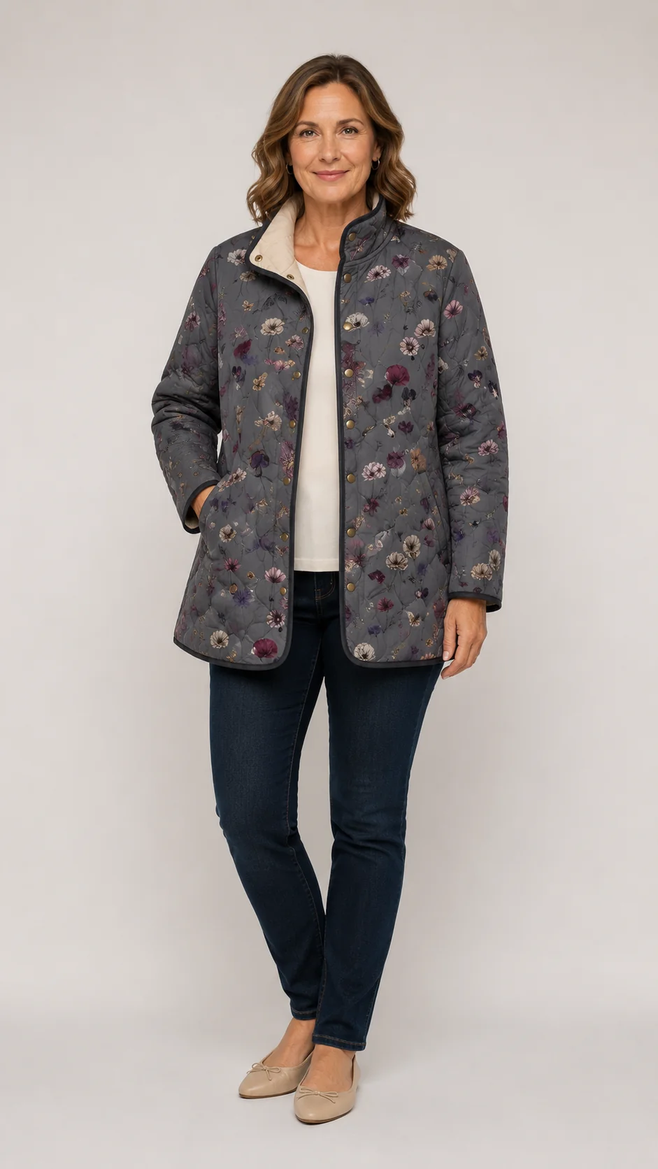 Graue Steppjacke mit Blumenmuster und Druckknöpfen, offen getragen