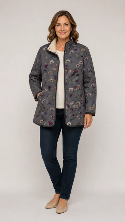 Graue Steppjacke mit Blumenmuster und Druckknöpfen, offen getragen