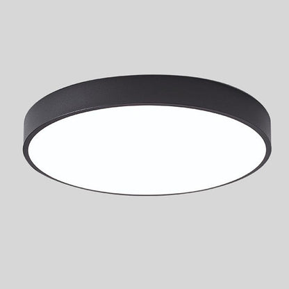 Schwarze runde Deckenleuchte ohne Holzakzent, freigestellt vor hellgrauem Hintergrund