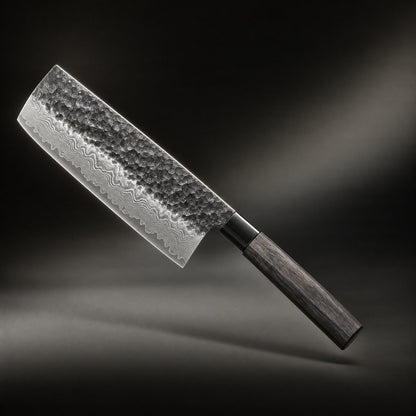 Messer mit breiter, gehämmerter Klinge und gemasertem Schichtstahl an der Schneide, schräg vor dunklem Hintergrund schwebend, dunkler Holzgriff mit schwarzer Zw 1