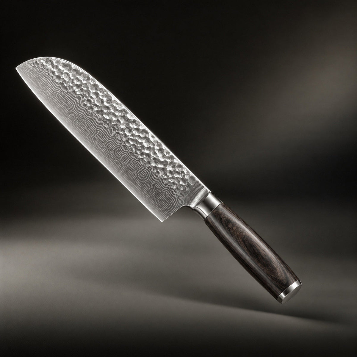 Santokumesser schwebt schräg vor dunklem Hintergrund, Klinge mit Hammerschlag und Schichtmuster, dunkler Holzgriff mit 1