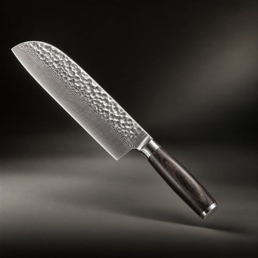 Santokumesser schwebt schräg vor dunklem Hintergrund, Klinge mit Hammerschlag und Schichtmuster, dunkler Holzgriff mit 1