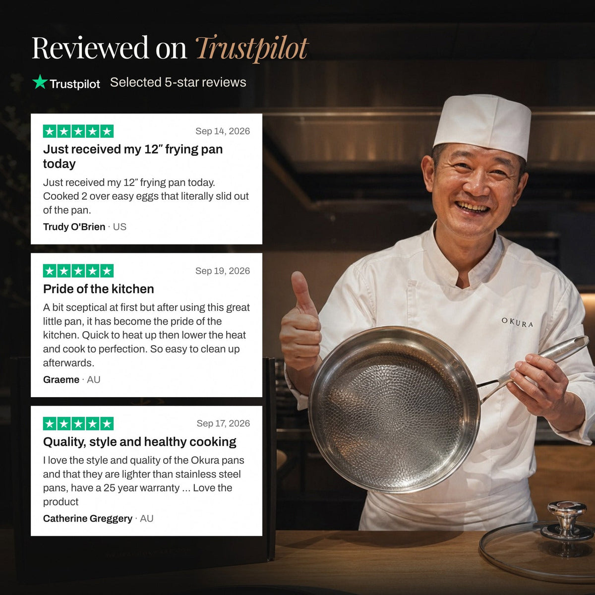 Lächelnder Koch in weißer Kochjacke hält eine gehämmerte Pfanne und zeigt den Daumen nach oben.