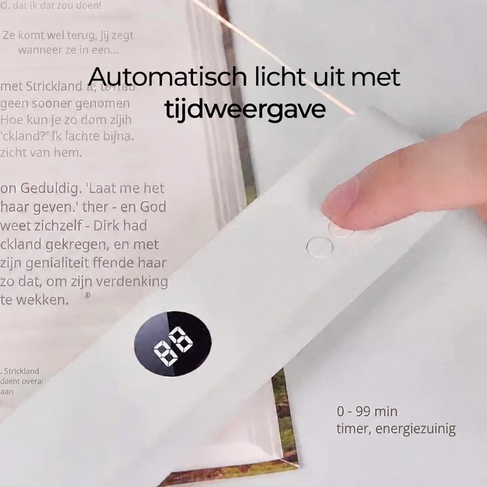 Finger drückt eine Taste an der Lampe auf einem Buch, Anzeige für den Timer sichtbar 9
