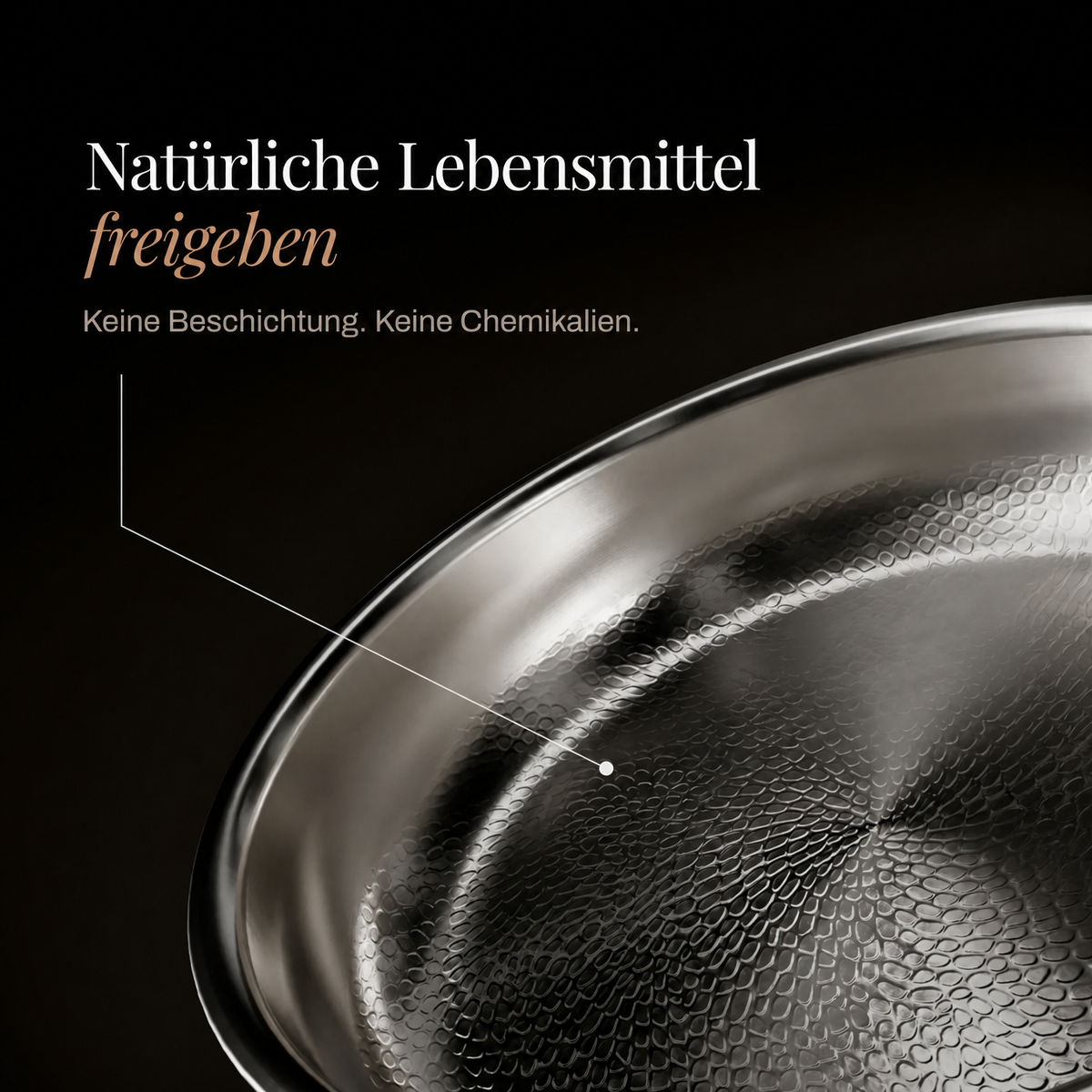Nahaufnahme der gehämmerten Kochfläche der Wokpfanne mit Hinweis auf die unbeschichtete Oberfläche