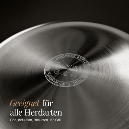 Detail des Pfannenbodens der Titan-Bratpfanne mit gebürstetem Metall und eingeprägtem Zeichen.