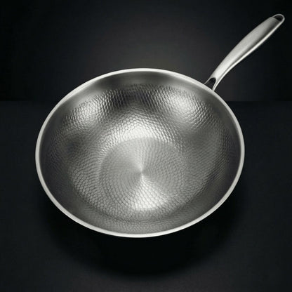 Geschmiedete Titan-Wokpfanne mit flacher, gehämmerter Innenfläche, Draufsicht.