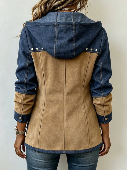 Damen-Kapuzenjacke aus Denim und Leder in Blau und Braun als Rückansicht mit Nieten an den Schultern