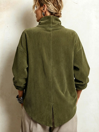 Rückansicht des olivgrünen Damen-Cord-Sweaters mit hohem Kragen und längerem Saum
