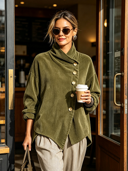 Frau im olivgrünen Cord-Sweater mit Sonnenbrille tritt mit Kaffeebecher und Handtasche aus einem Café 2