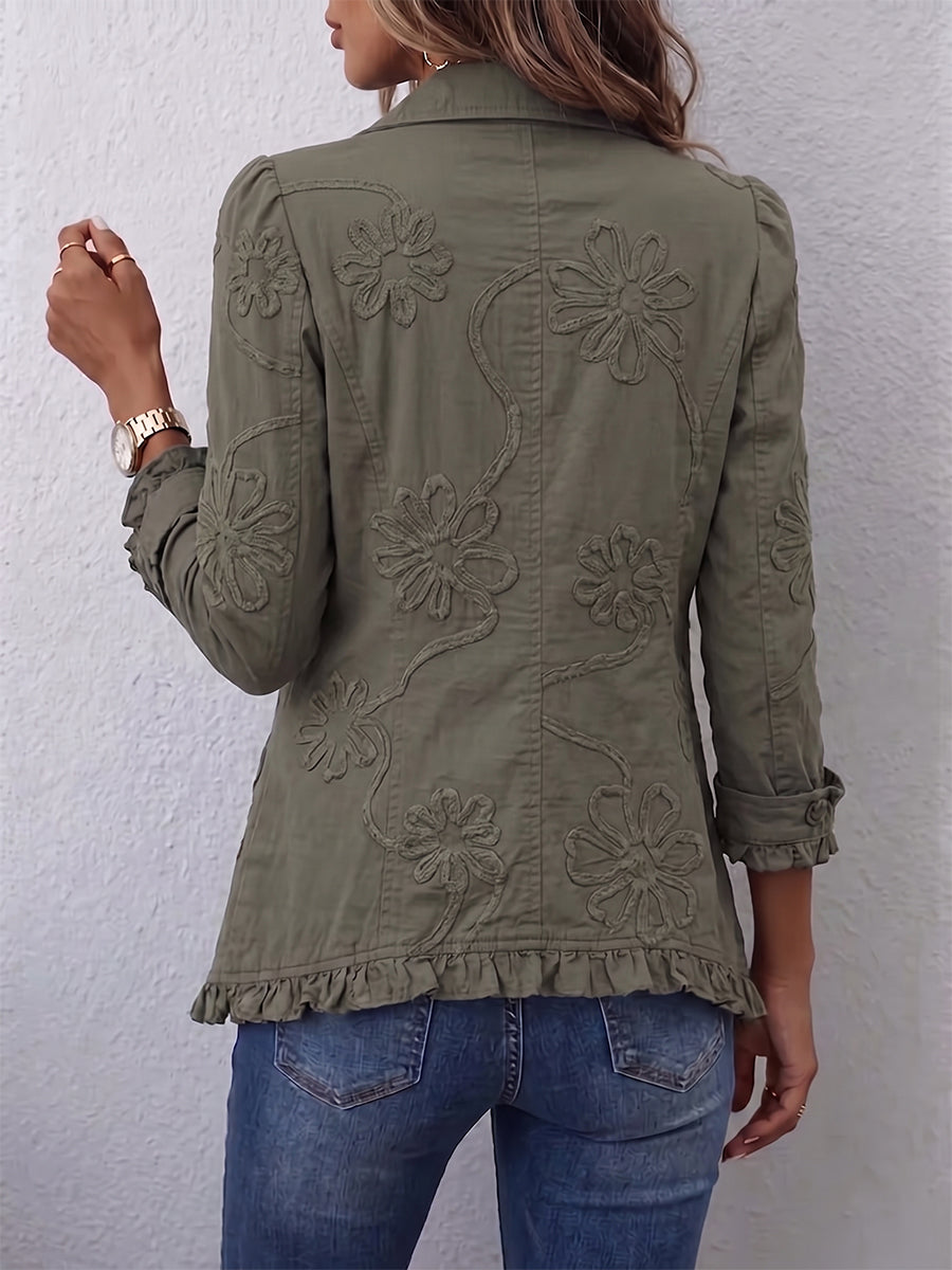 Rückansicht der olivgrünen Jacke mit großen aufgestickten Blumenranken und Rüschensaum am unteren Rand 3