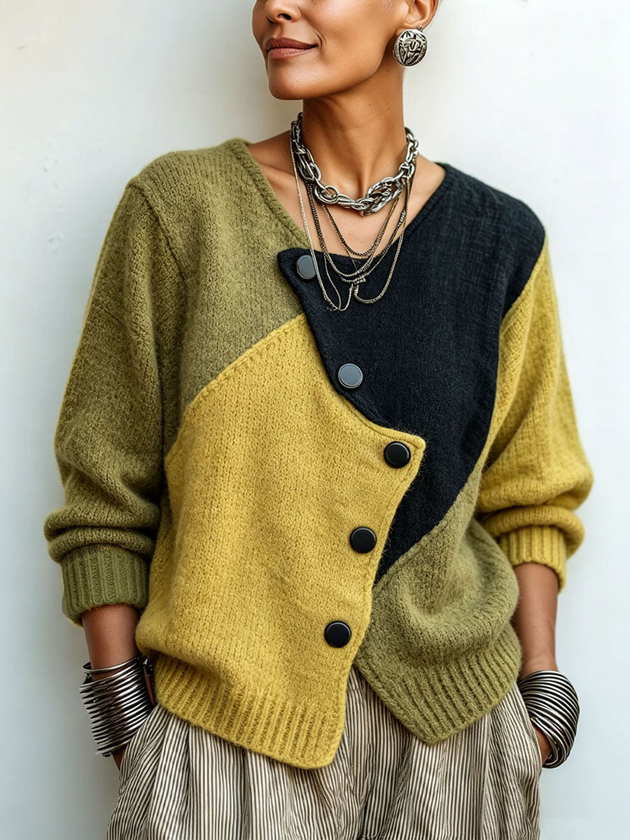 Nahaufnahme der Vorderseite: grün-gelb-schwarzer Strickpullover mit schrägen schwarzen Knöpfen, getragen mit Kettenschmuck 1