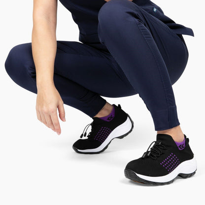 Schwarze orthopädische Stretch-Schuhe mit lila Akzenten, ideal für Komfort und Unterstützung.
