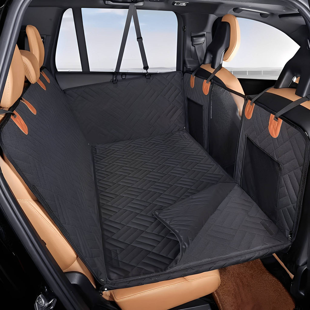 Leere schwarze Rücksitzverlängerung im Auto mit Seitenwänden, Mesh-Taschen und Haltegurten.