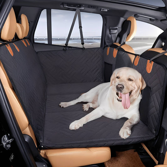 Schwarze, gesteppte Rücksitzverlängerung im Auto mit hellem Labrador.