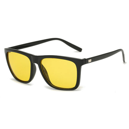 Schwarze Sonnenbrille mit gelb getönten Gläsern in Schrägansicht 10