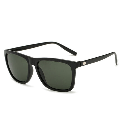 Schwarze Sonnenbrille mit dunkelgrün getönten Gläsern in Schrägansicht 11