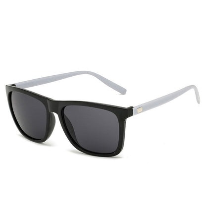 Sonnenbrille mit schwarzem Rahmen, hellgrauen Bügeln und dunkelgrauen Gläsern in Schrägansicht 12