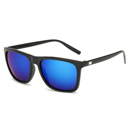 Schwarze Sonnenbrille mit blau verspiegelten Gläsern in Schrägansicht auf weißem Hintergrund 15
