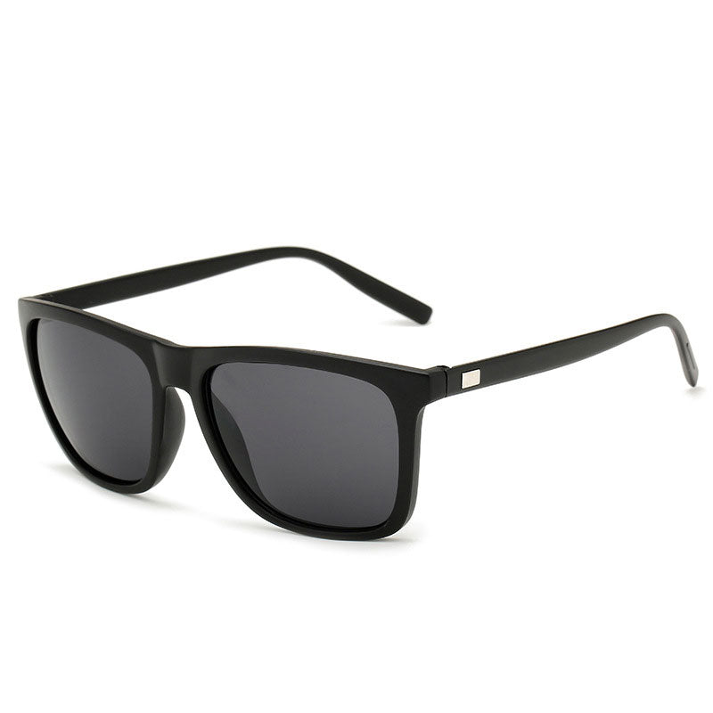 Schwarze Sonnenbrille mit dunkelgrauen Gläsern in Schrägansicht auf weißem Hintergrund 7