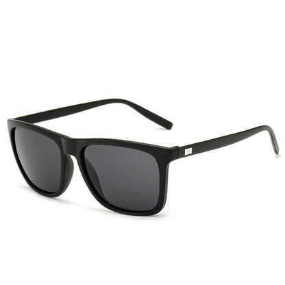 Schwarze Sonnenbrille mit dunkelgrauen Gläsern in Schrägansicht auf weißem Hintergrund 7