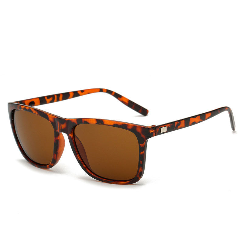 Sonnenbrille mit braun gemustertem Rahmen und braunen Gläsern in Schrägansicht 8