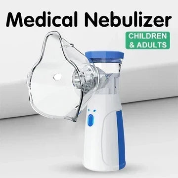 Inhalator mit transparenter Maske als Detail vor hellem Hintergrund