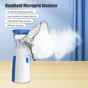 Inhalator mit Maske auf einem Holztisch vor blauer Wand