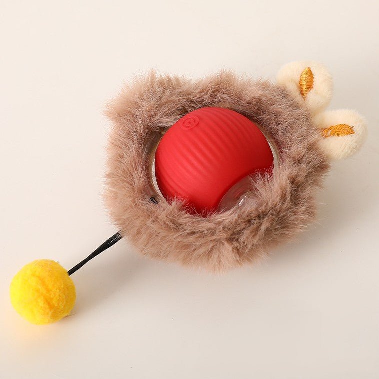 Roter Ball in braunem Plüschmantel mit zwei cremefarbenen Öhrchen und gelbem Bommel an dünner Schnur, Draufsicht.
