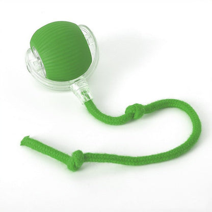 Grüner gerippter Ball im transparenten Rahmen mit grünem, zweifach geknotetem Seil auf weißem Hintergrund.