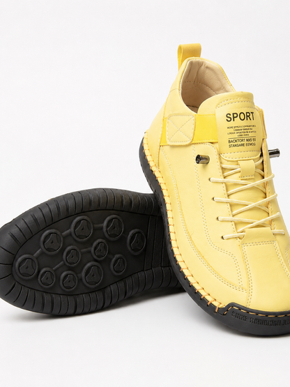 Gelber Sneaker mit schwarzer Sohle auf weißem Hintergrund, ein Schuh gekippt mit Noppenprofil 18