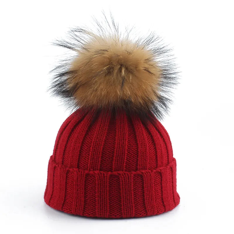 Rote Strickmütze mit Kunstfellbommel, Wintermode, warme Accessoires, Damenbekleidung.