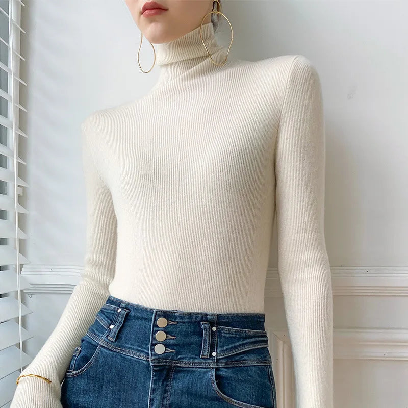 Cremeweißer, eng anliegender Rollkragenpullover am Model, kombiniert mit Jeansrock und großen goldenen Creolen 4