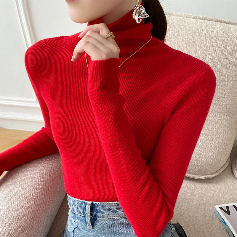 Leuchtend roter Rollkragenpullover am Model, auf einem Sessel sitzend, zur Jeans kombiniert 5