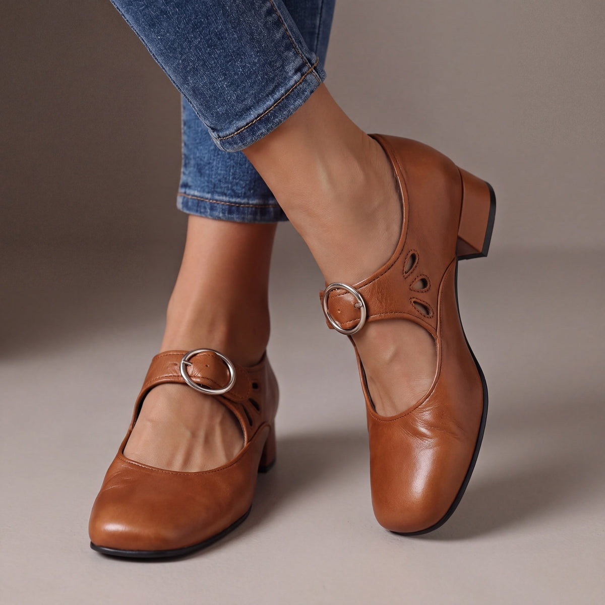 Braune Leder-Riemchen-Pumps mit runder Schnalle und Blockabsatz, andere Ansicht
