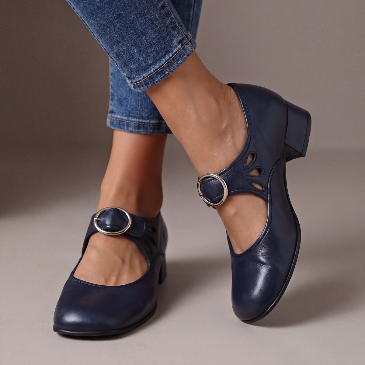 Blaue Leder-Riemchen-Pumps mit silberner Rundschnalle und Blockabsatz, andere Ansicht