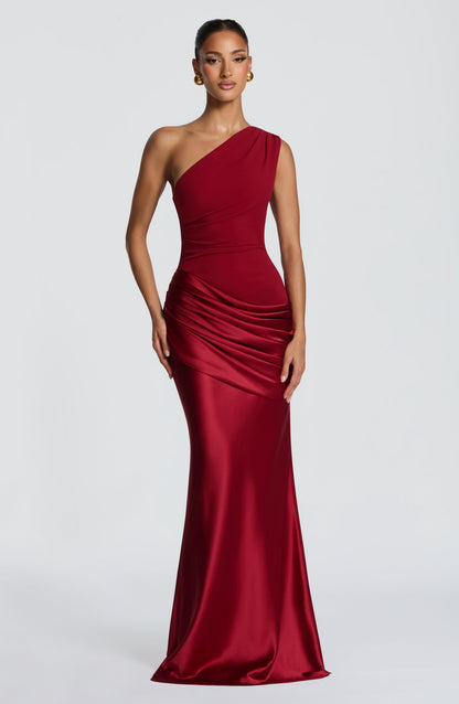 Frontansicht des One-Shoulder-Maxikleids in tiefem Rot mit glänzendem, drapiertem Satinrock und eng anliegendem Oberteil. 27