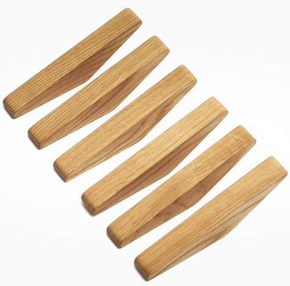 Sechs braune Holzhaken mit sichtbarer Maserung in Seitenansicht vor weißem Hintergrund.