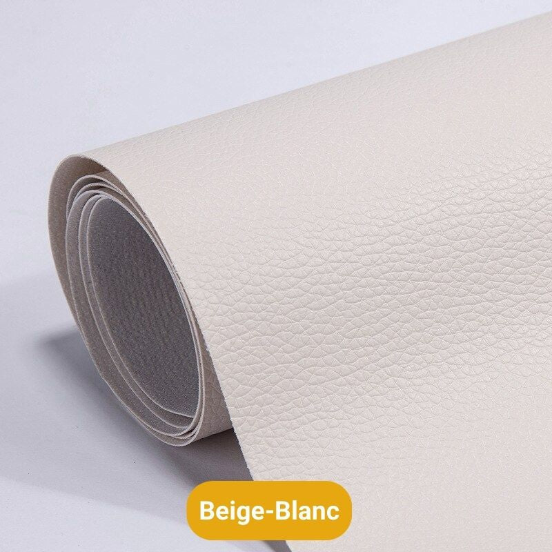 Selbstklebender Lederreparaturflicken in hellem Beige-Weiß mit feiner Lederprägung und sichtbarer Rückseite.