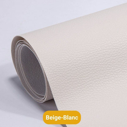 Selbstklebender Lederreparaturflicken in hellem Beige-Weiß mit feiner Lederprägung und sichtbarer Rückseite.