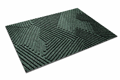 Dunkelgrüne Fußmatte mit plastischem geometrischem Linienmuster, freigestellt in der Schrägansicht auf weißem Hintergrund 2