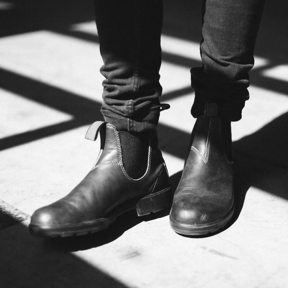 Schwarze Lederstiefel, Chelsea-Stil, getragen, modisch, robust, für Herbst/Winter geeignet.