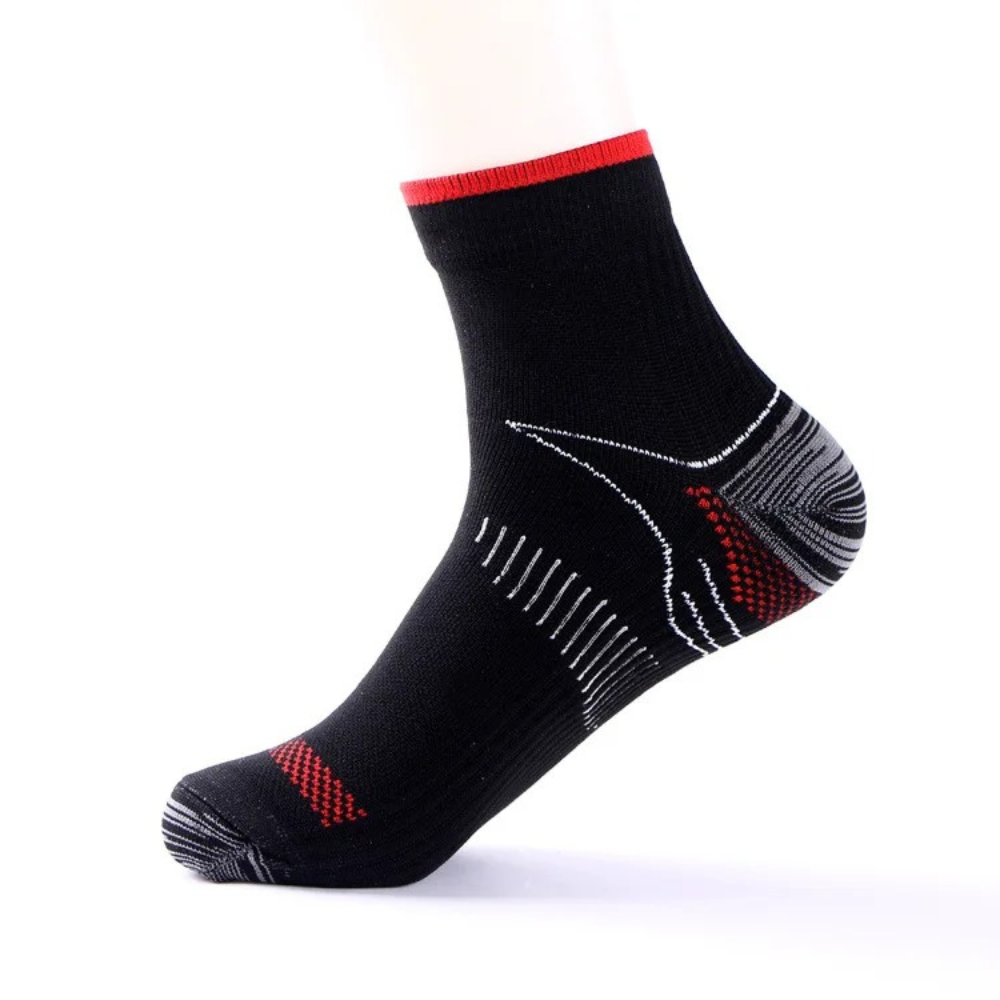 Schwarze Sportsocke mit roten und weißen Akzenten, atmungsaktiv, für Herren.