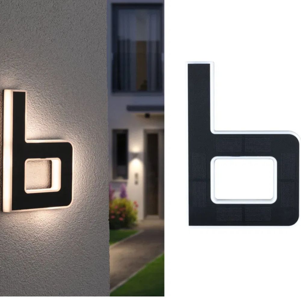 Solarbeleuchtete Hausnummer mit Buchstabe B, links leuchtend an der Hauswand, rechts freigestellt
