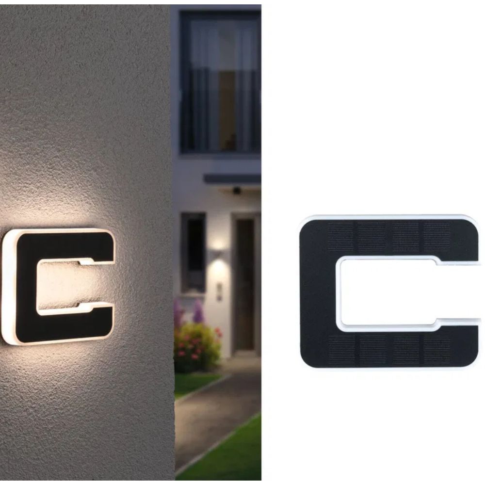 Solarbeleuchtete Hausnummer mit Buchstabe C, links leuchtend an der Hauswand, rechts freigestellt