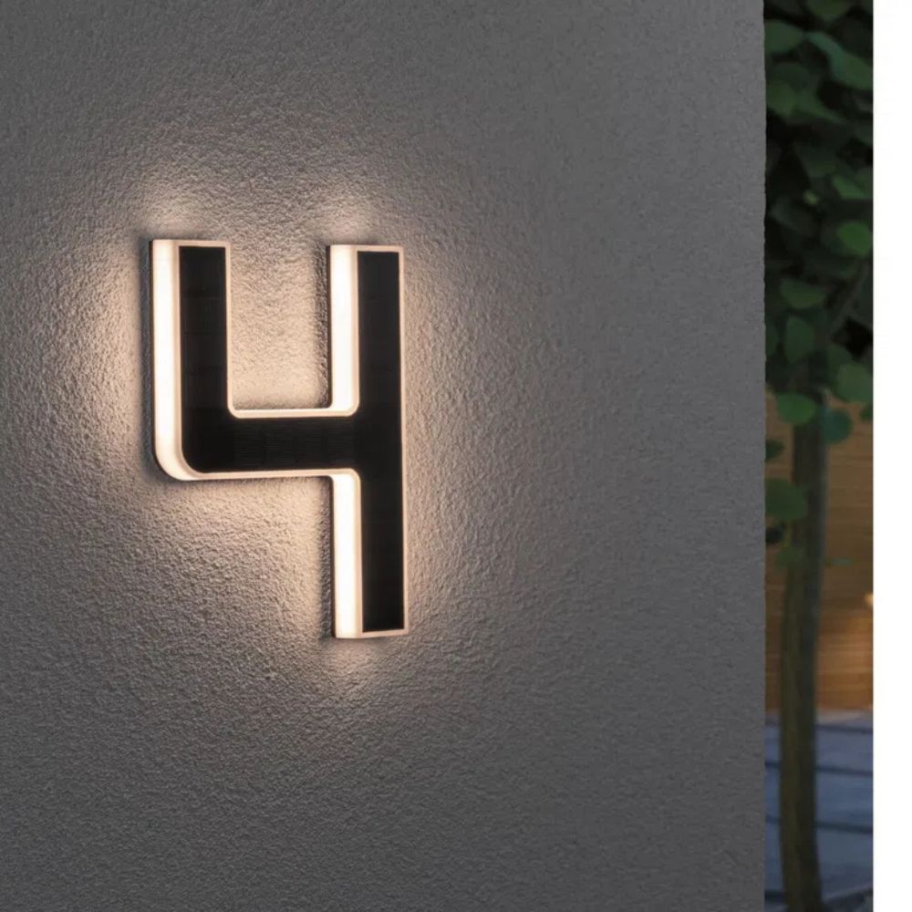 Solarbeleuchtete Hausnummer mit Ziffer 4 in Schwarz und Weiß an einer grauen Wand