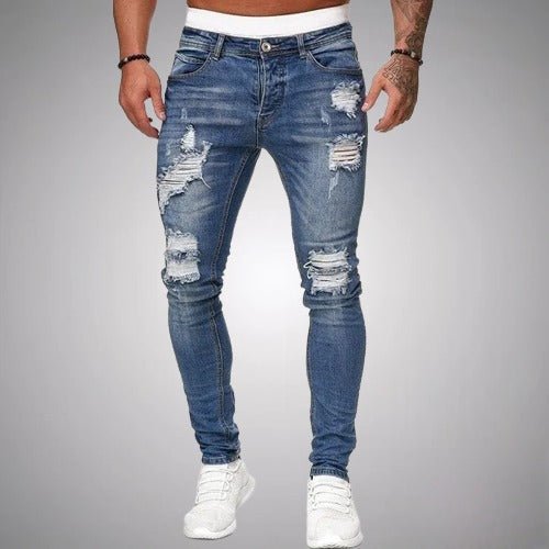 Frontansicht der zerrissenen Slim-Fit-Jeans in mittlerem Blau mit Used-Look mit weißen Sneakern.