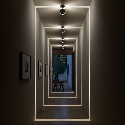 weiße LED-Wandleuchte in einem dunklen Flur mit quadratischen Lichtrahmen