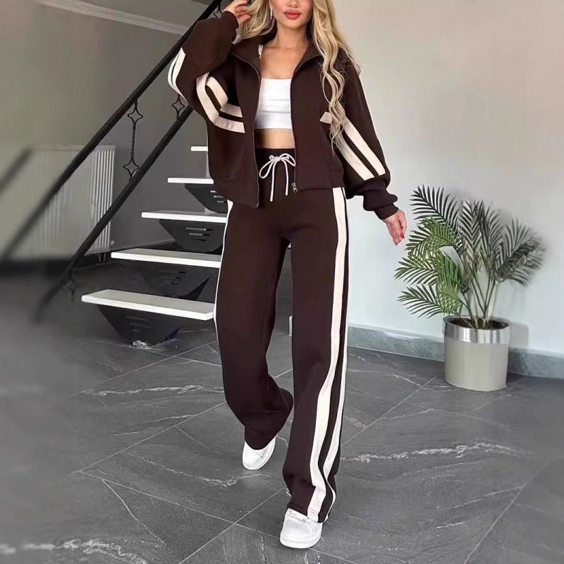 Beiges Damen-Set mit Kontraststreifen, eine weitere Ansicht mit offener Jacke und weiter Hose